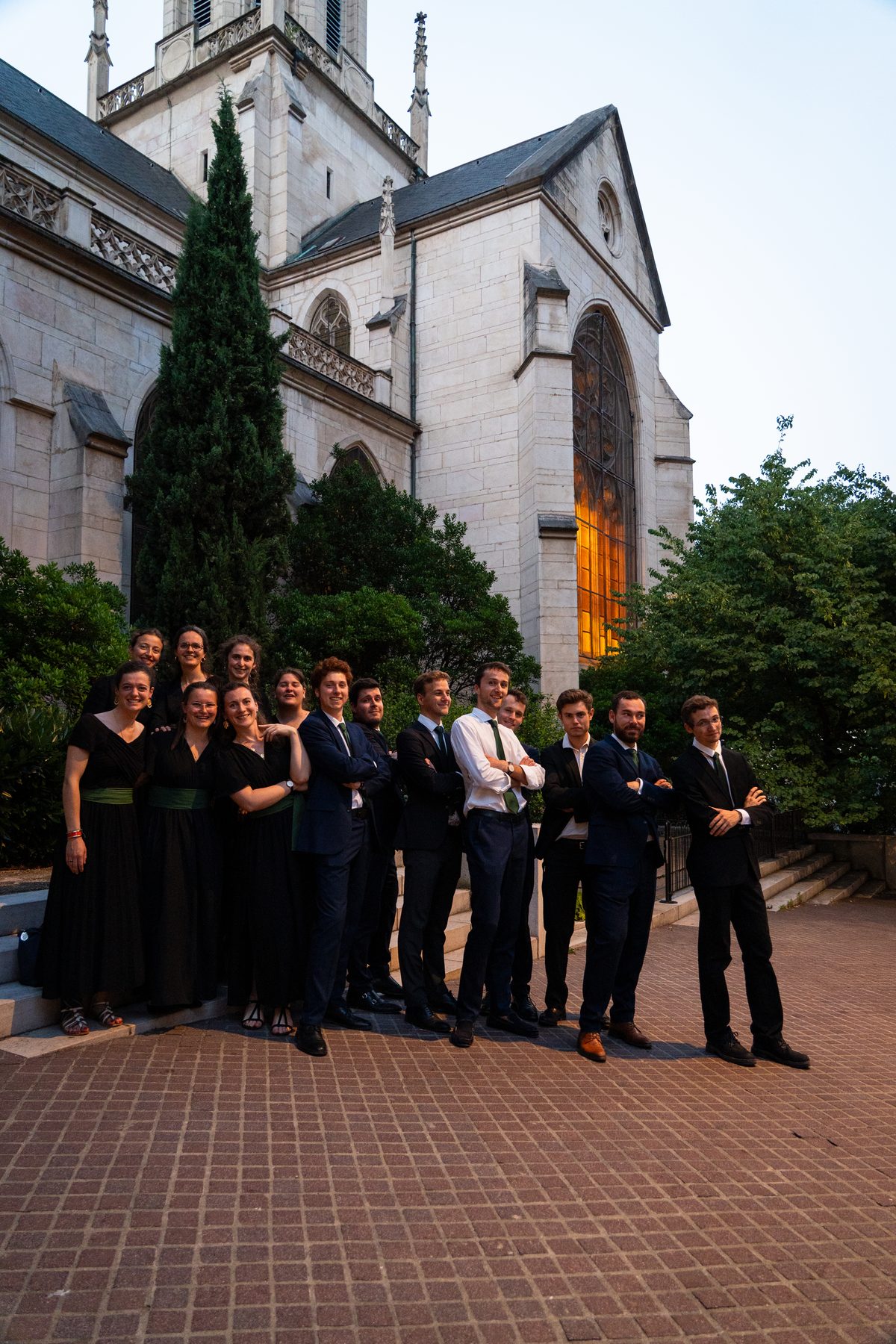 Les choristes sur le parvis de l'église, en tenue de concert
